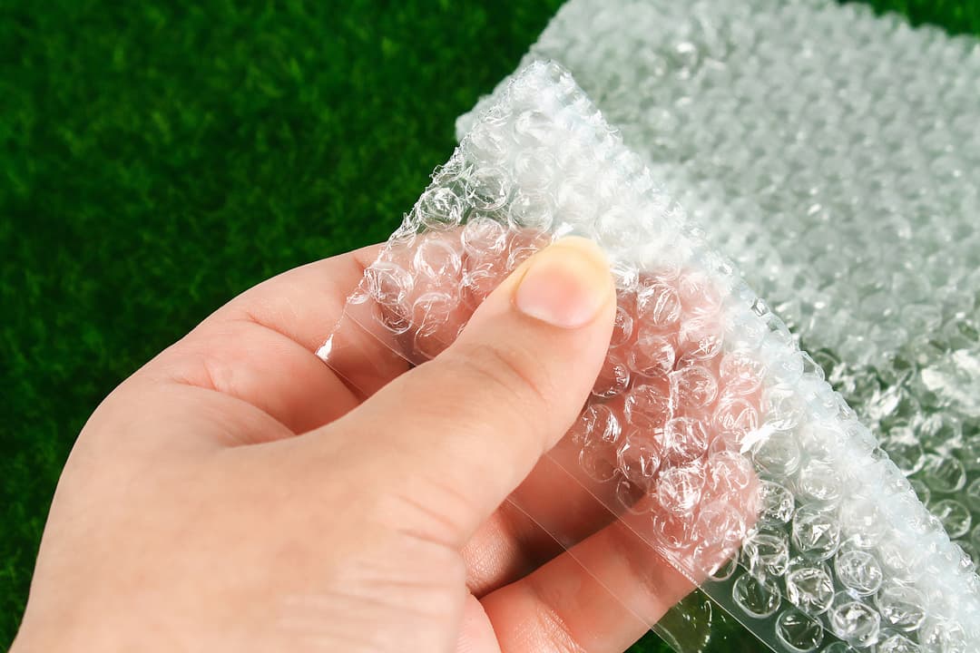 Kemasan plastik dengan gelembung udara yang melindungi barang dari kerusakan saat pengiriman atau pemindahan.